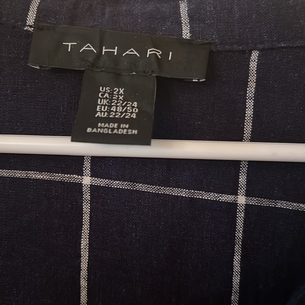 TAHARI TOP. SIZE 2X - Picture 2 of 7